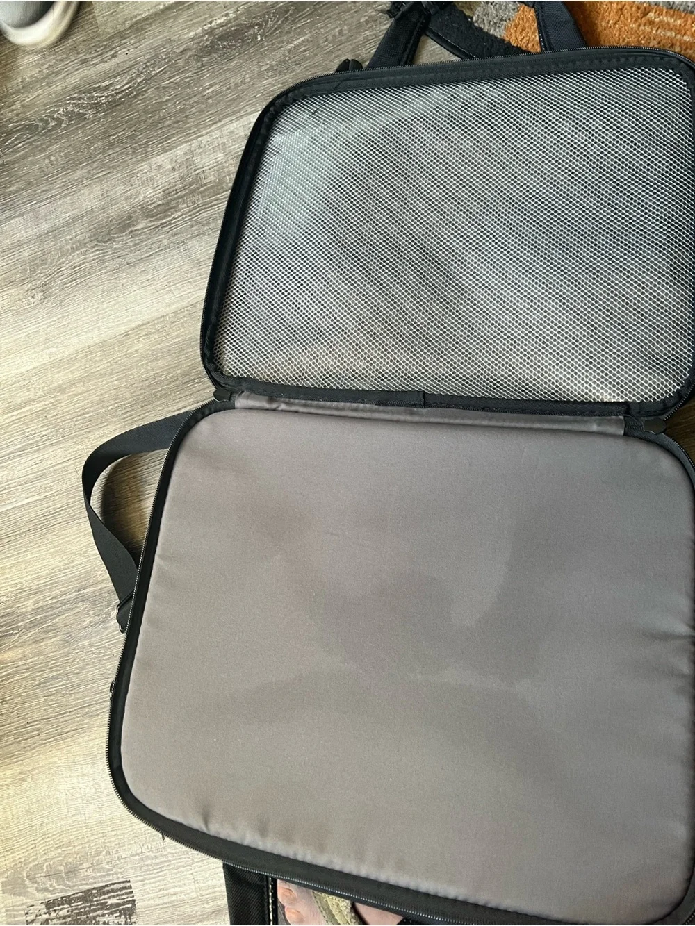 Samsonite Black Laptop Briefcase with Shoulder Strap - Picture 6 of 8